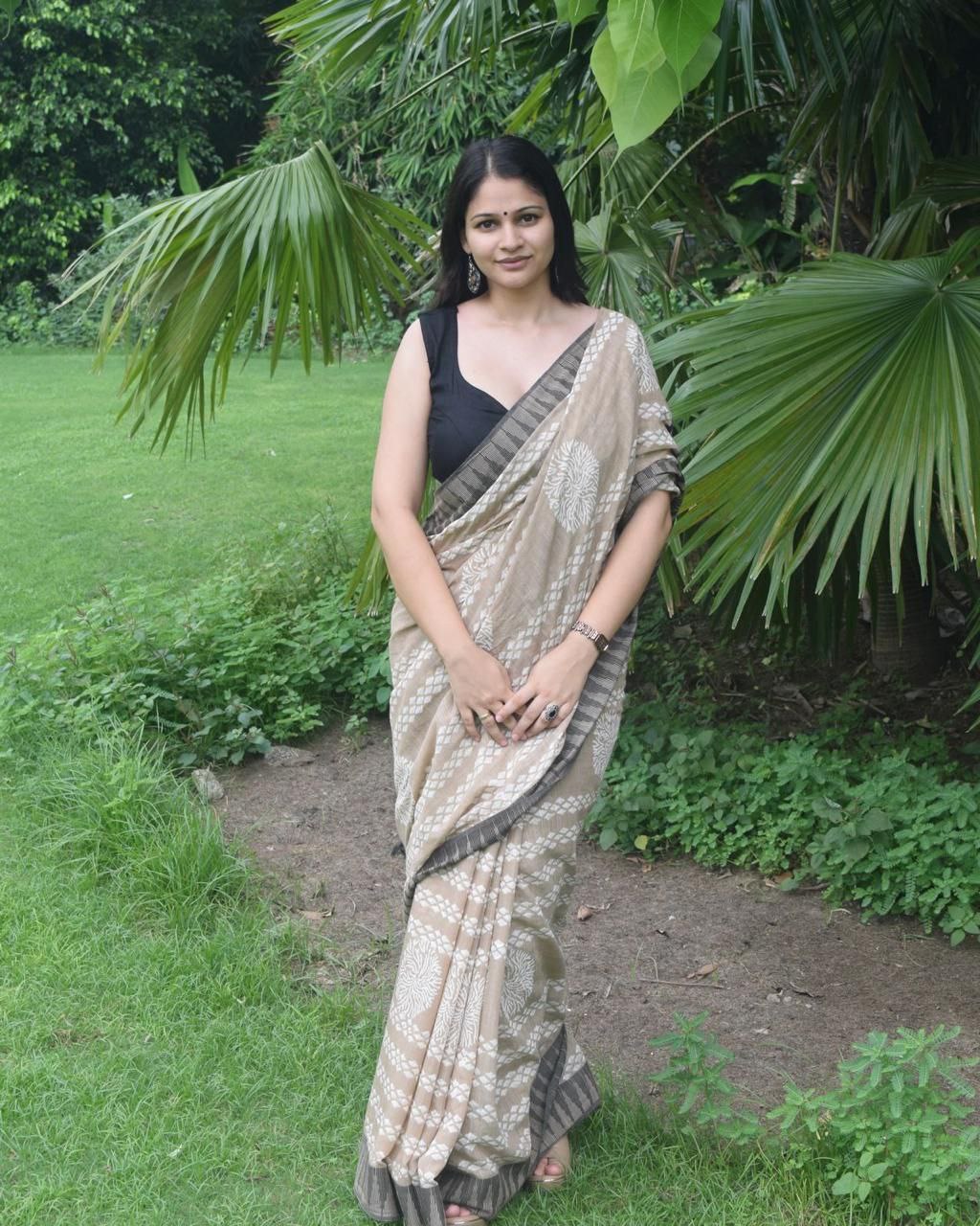 Beige Geometric Cotton Linen Saree with Black Border - Magnite (SE-1094)