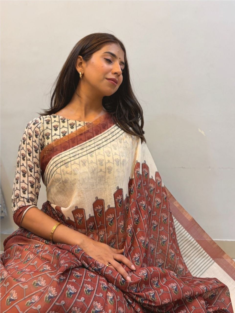 Red Cream Cotton Linen Floral Motif Saree with Blouse Piece  - Magnite (SE-1101)