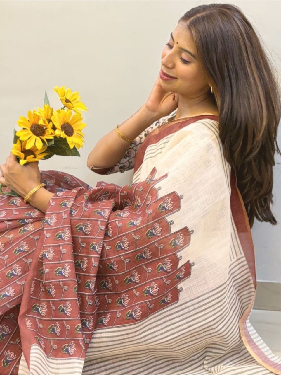 Red Cream Cotton Linen Floral Motif Saree with Blouse Piece  - Magnite (SE-1101)