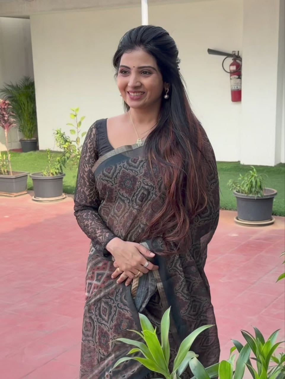 Multicolour Geometric Printed Saree With Contrast Border and Blouse Piece  - Magnite (SE-1102)